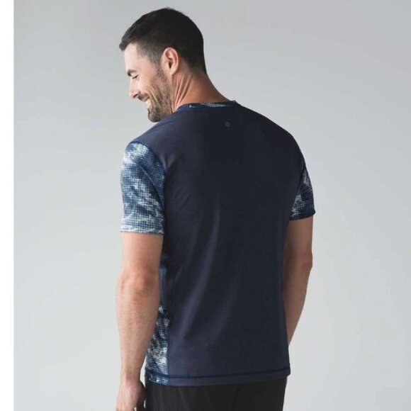 Lululemon Suns Out Short Sleeve Shirt Pool Side White Deep Navy M - Picture 4 of 8